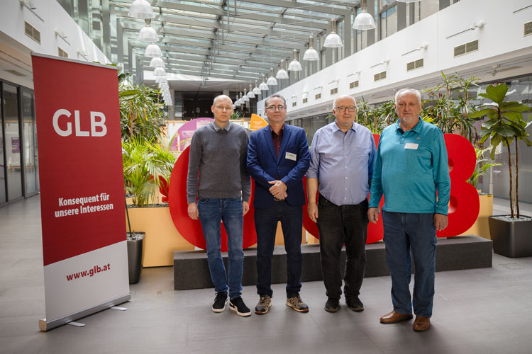Vertreter des GLB-Bundesvorstands stehen gemeinsam mit dem Kubanischen Botschafter in Österreich vor dem ÖGB Logo im Foyer des ÖGB.
